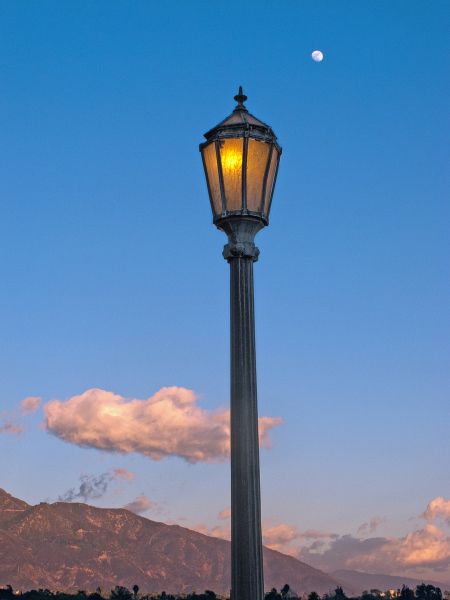 parkview-lamppost-moon-04